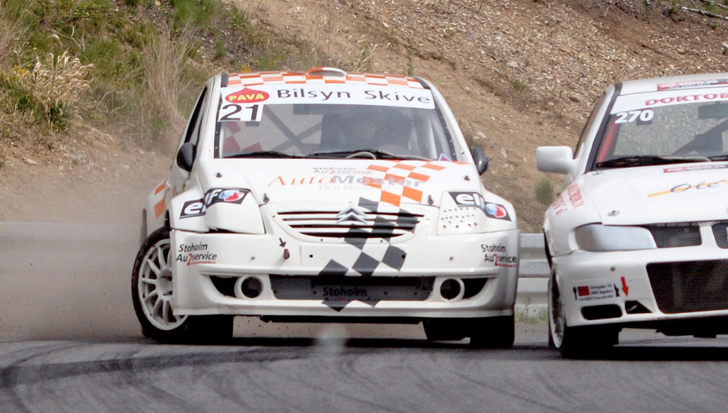 Nærkontakt med sikkerhedsrækværket betød exit for Kaj Petersen i Citroën C2 Super 1600.
(Foto: Åge Kirketerp Jensen)